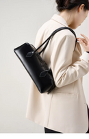 Bolsa Slim Baguete Couro Legítimo Anita - Compacta e Sofisticada: Perfeita para Quem Não Abre Mão do Luxo