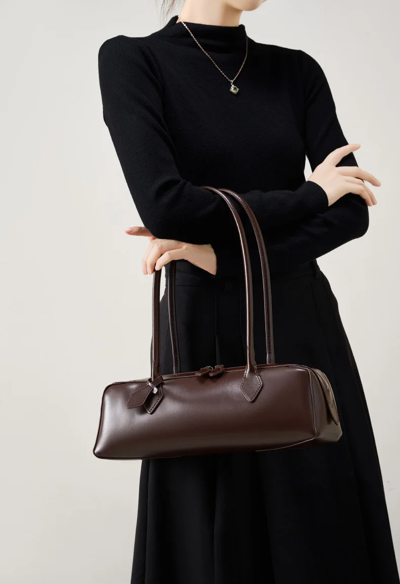 Bolsa Slim Baguete Couro Legítimo Anita - Compacta e Sofisticada: Perfeita para Quem Não Abre Mão do Luxo